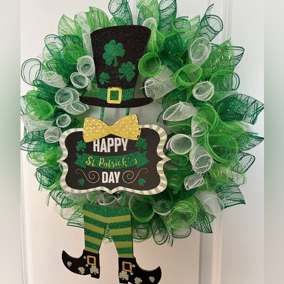 St. Patrick’s Day Green & White Decorative Mesh Wreath with glittery decor piece - Picture 2 of 10